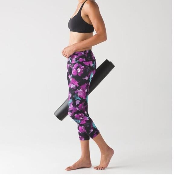 LULULEMON Wunder Under Crop III Sz 4 Midnight Bloom Black Deep Fuschia - Picture 3 of 8